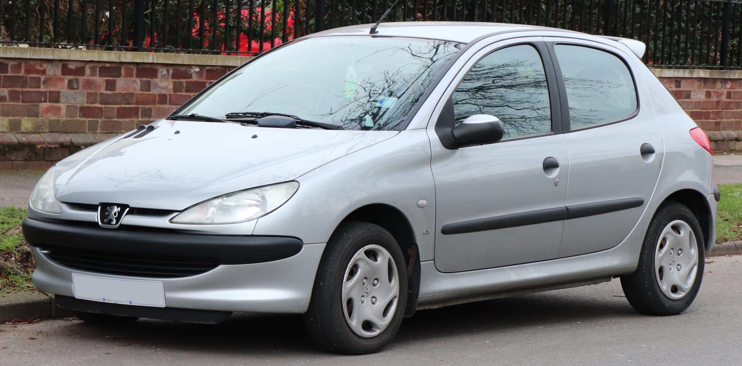 2002_Peugeot_206_LX_1.4_Front