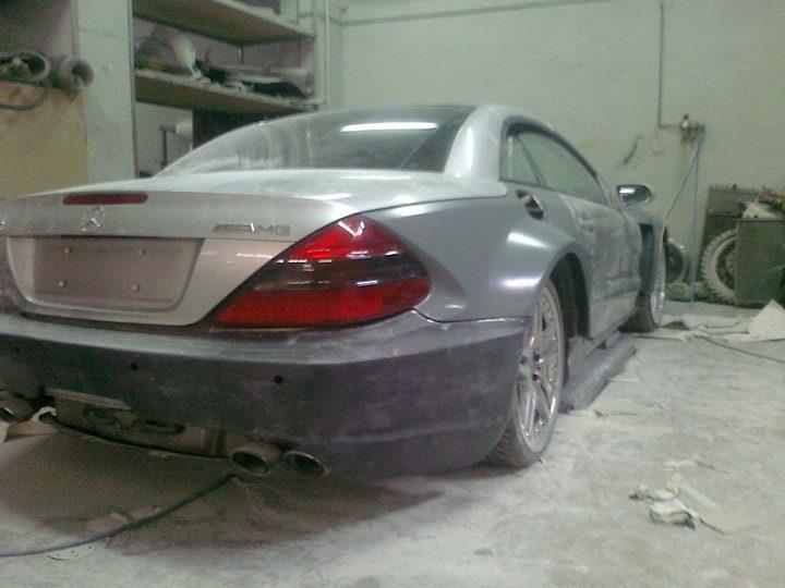 Detalle de la aleta trasera y el paragolpes instalados estilo Black Series en el Mercedes