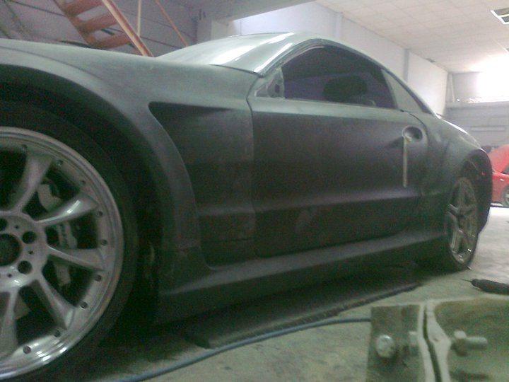 Detalle del faldon lateral instalado en el Mercedes SL