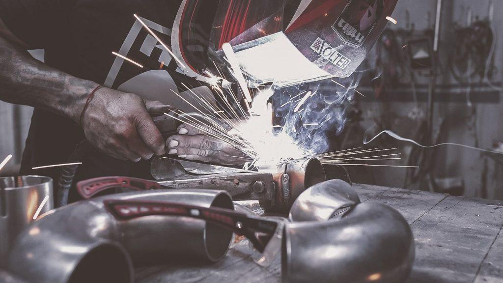 Fabricacion-de-Escape-silencioso-trasero-deportivo-artesanal