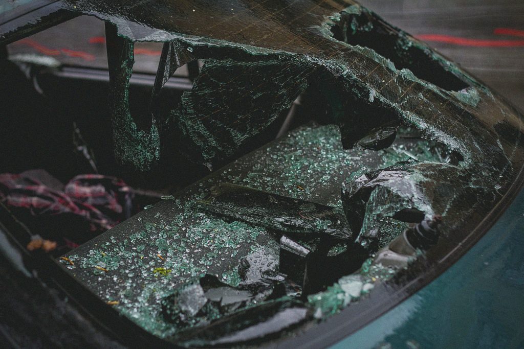 es-rentable-arreglar-un-coche-siniestrado Imagen de un coche siniestrado totalmente, con la luna rota