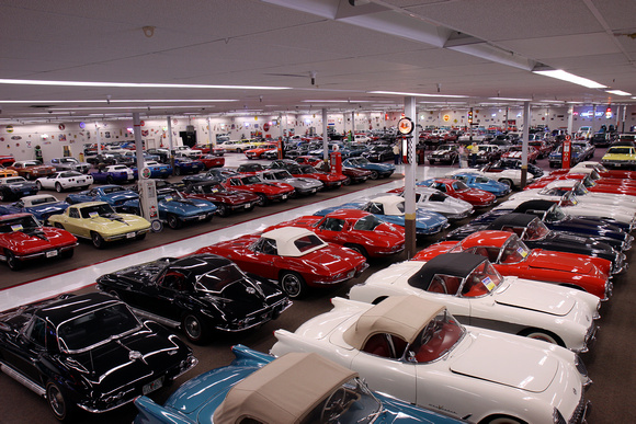 Una colección de coches antiguos de rally