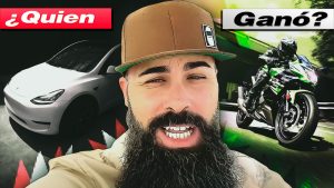 Prueba coche eléctrico Tesla contra moto 125 Kawasaki Ninja 125cv. Carrera desde Barcelona hasta Nürburgring