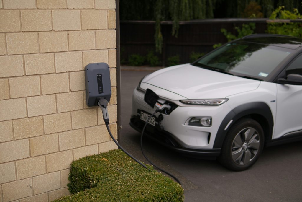 Un coche eléctrico cargando para mejorar su atonomía