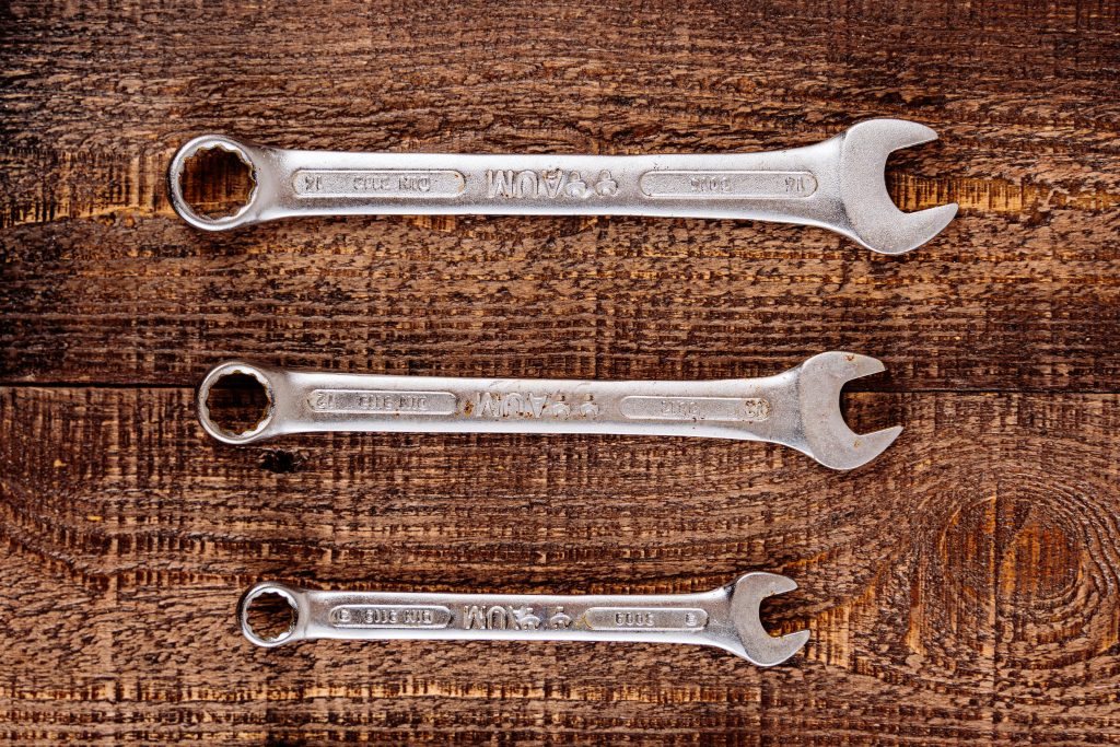 Una imagen de tres llaves inglesas, utilizadas para reparar llantas de aluminio a un buen precio.