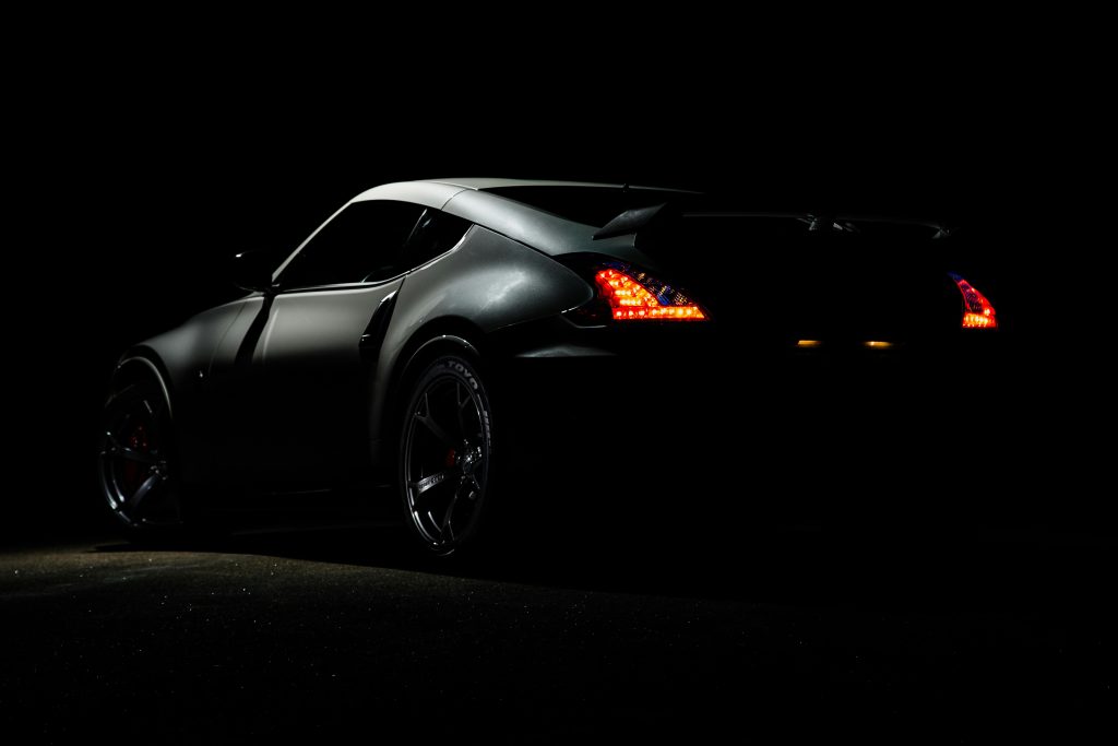 Una imagen de un coche en la oscuridad, donde solo se pueden ver las luces
