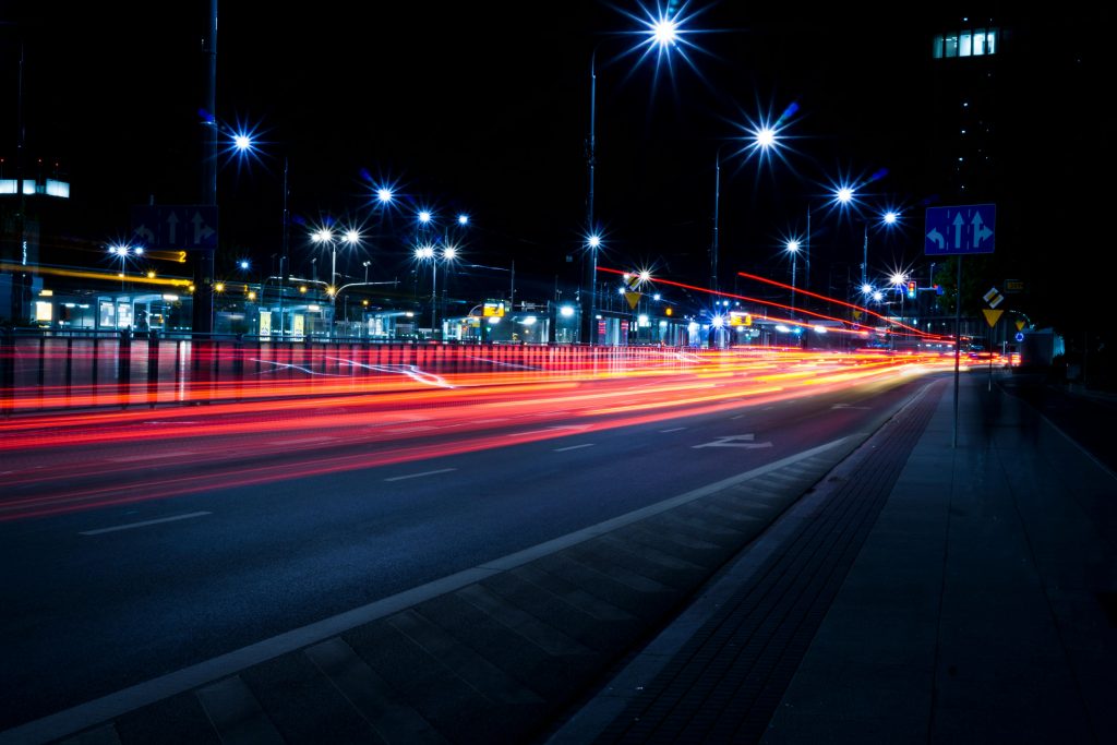 Una ciudad de noche, donde se pueden ver las luces de los coches pasar