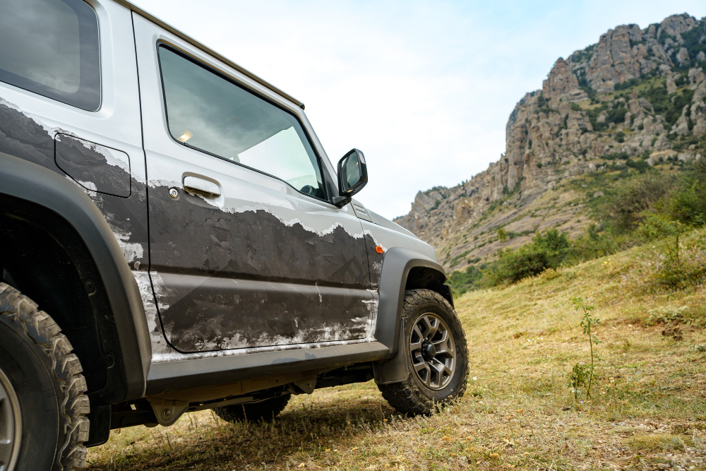 Uno del los Todoterrenos 4x4 preparados y homologados en venta en España esperando en una llanura completamente verde.