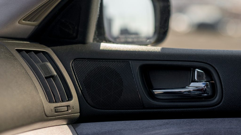 ¿Cómo tapizar puerta coche sin desmontar?