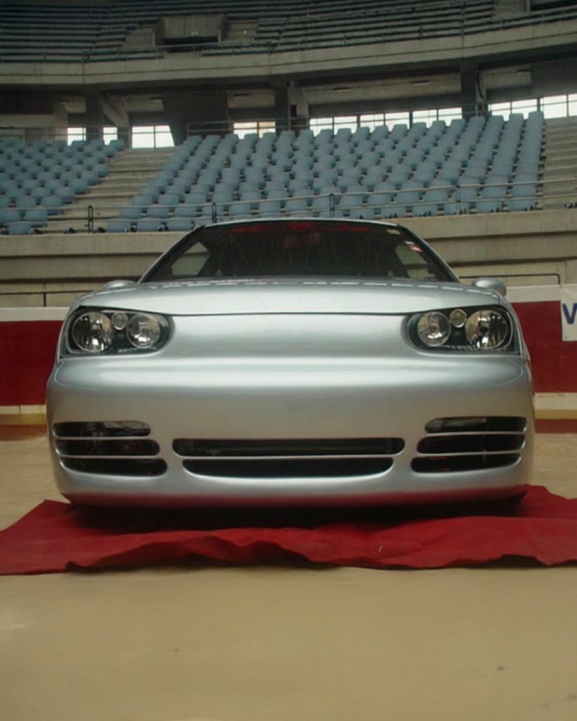 Regreso al futuro: estética 2002, presencia 2026.