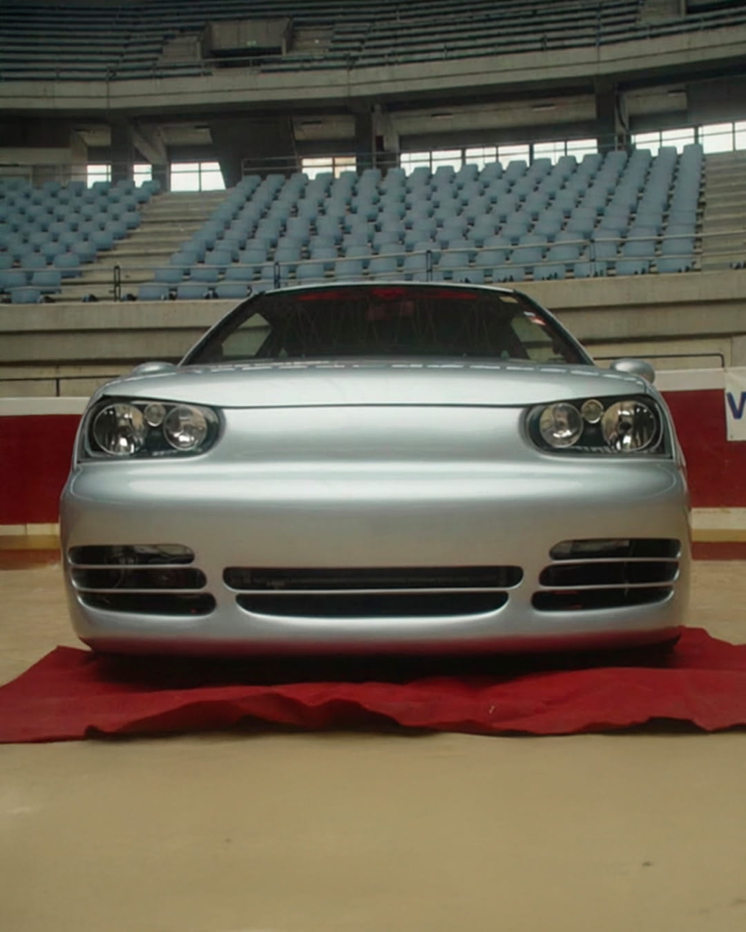 Regreso al futuro: estética 2002, presencia 2026.