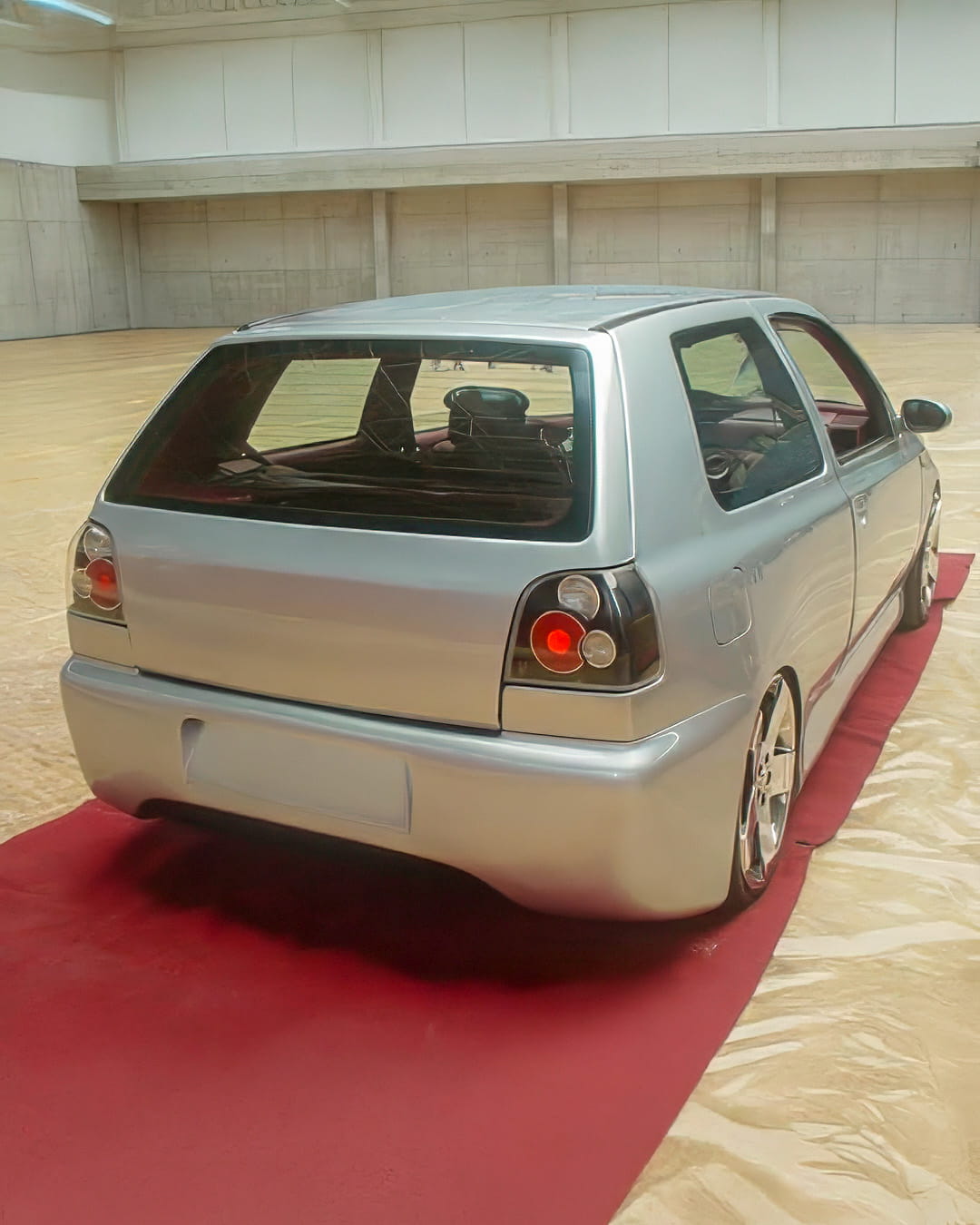 Golf III tuning sobrio en evento, vista trasera tres cuartos, carrocería alisada