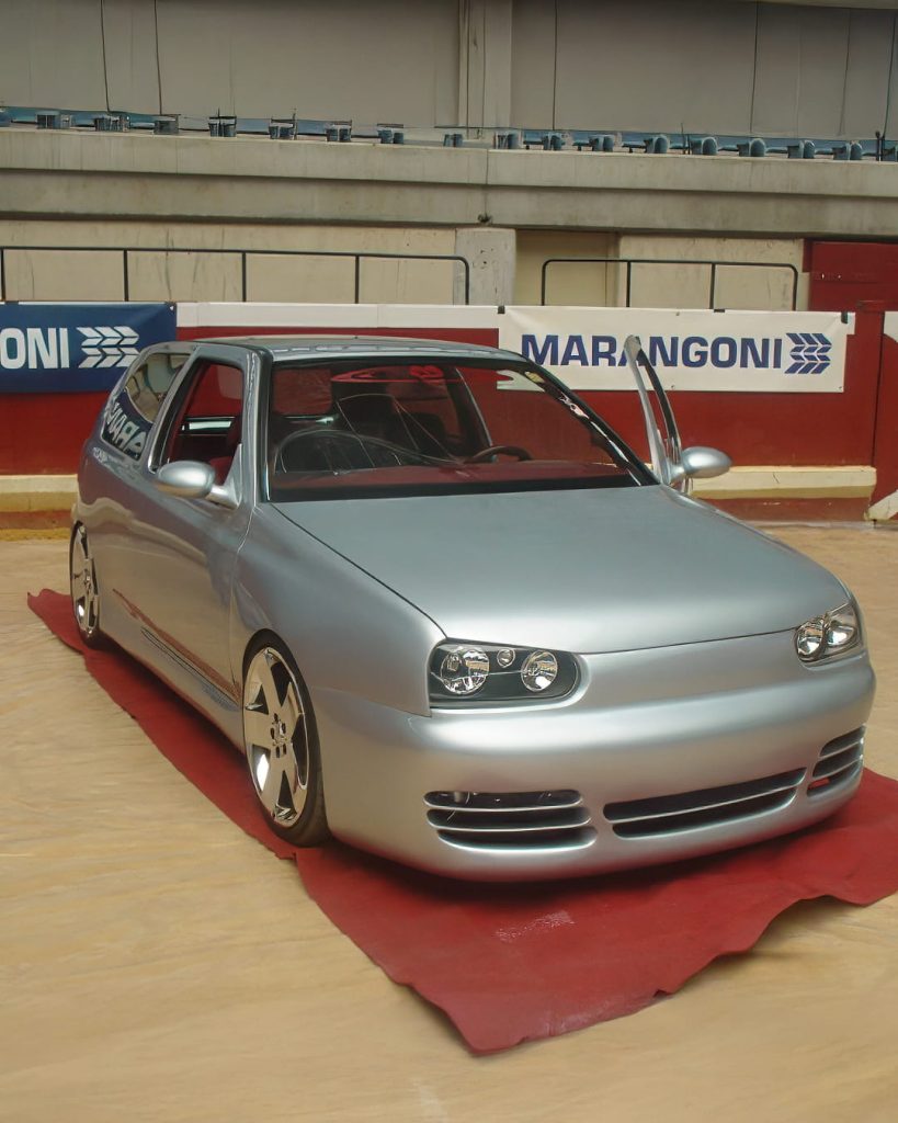 Volkswagen Golf III en evento, vista delantera tres cuartos, estilo minimalista