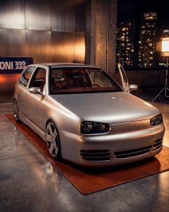 Golf III tuning 2002, vista delantera tres cuartos en set nocturno