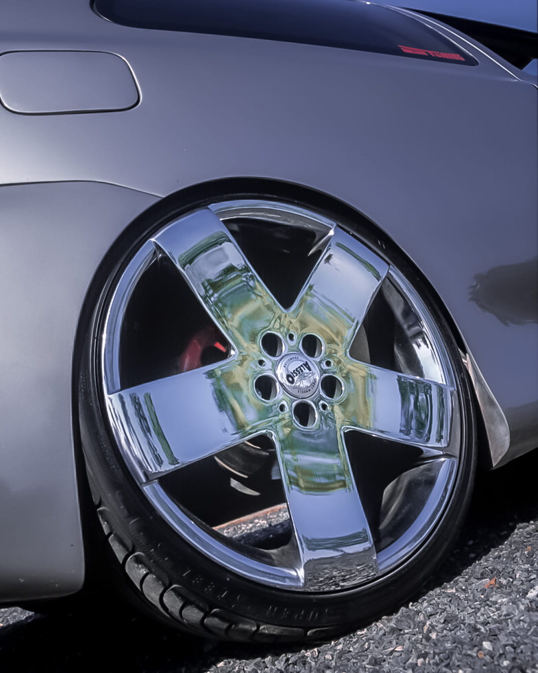 Detalle llanta cromada y aleta alisada en Volkswagen Golf III, fitment bajo