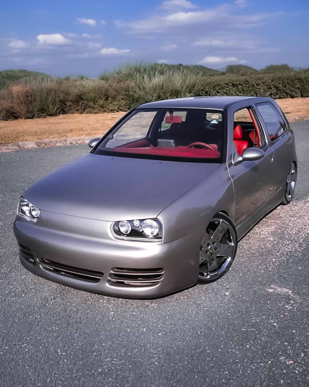 Volkswagen Golf III alisado, vista delantera tres cuartos, interior rojo