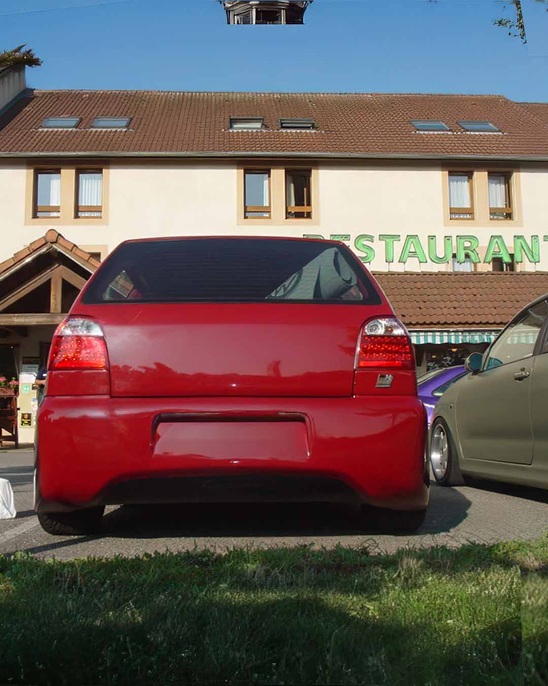 Volkswagen Golf III rojo, vista trasera, tuning estilo German, carrocería lisa