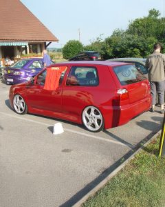 Volkswagen Golf III rojo, vista trasera tres cuartos, tuning estilo German, llantas Porsche