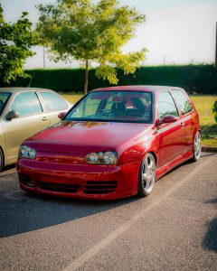 Volkswagen Golf III rojo, evento tuning, vista delantera tres cuartos, llantas Porsche, estilo German