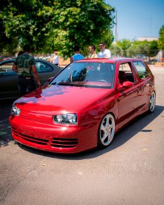 Volkswagen Golf III rojo, vista delantera tres cuartos, llantas Porsche, estilo German, stance bajo