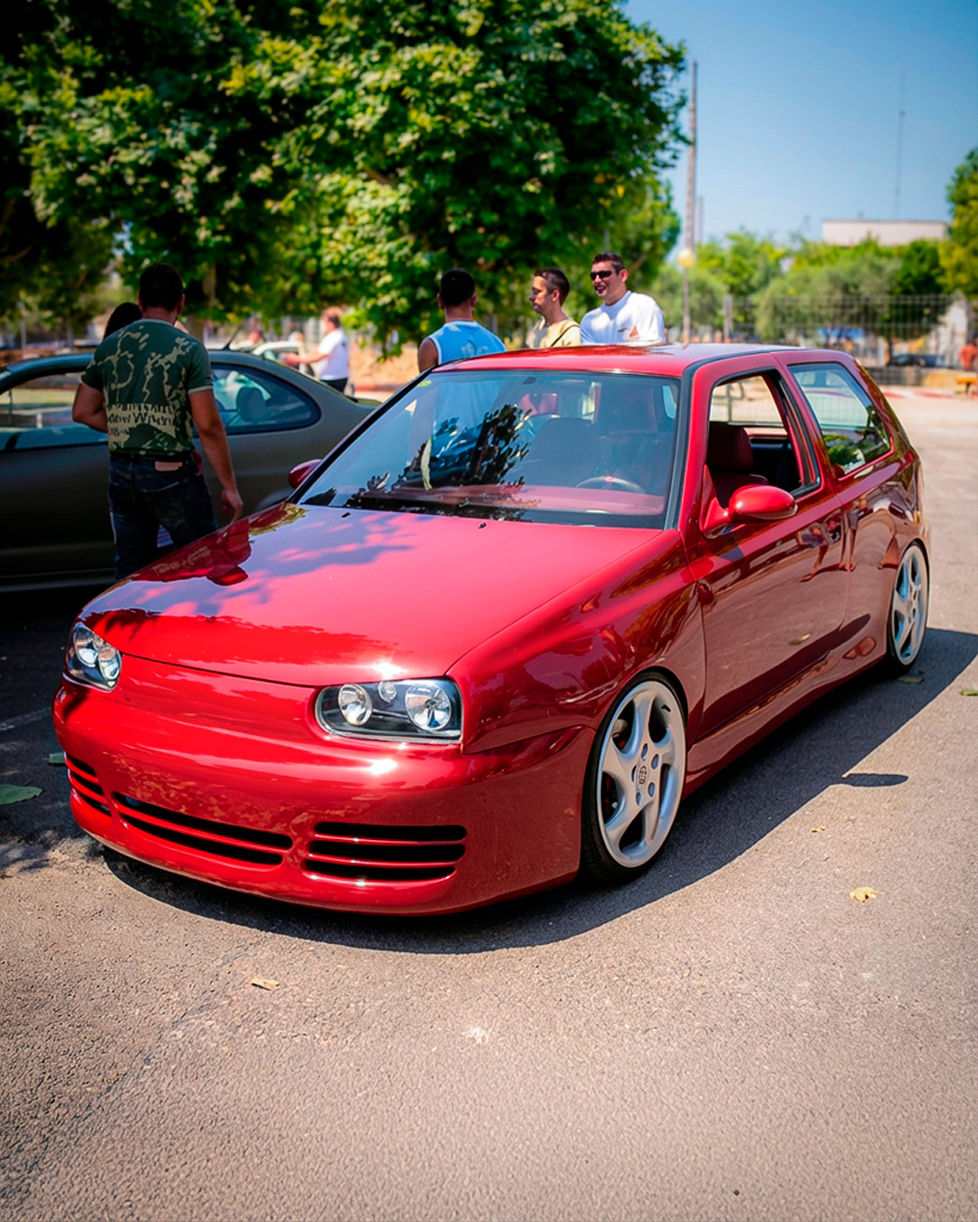 Volkswagen Golf III rojo, vista delantera tres cuartos, llantas Porsche, estilo German, stance bajo