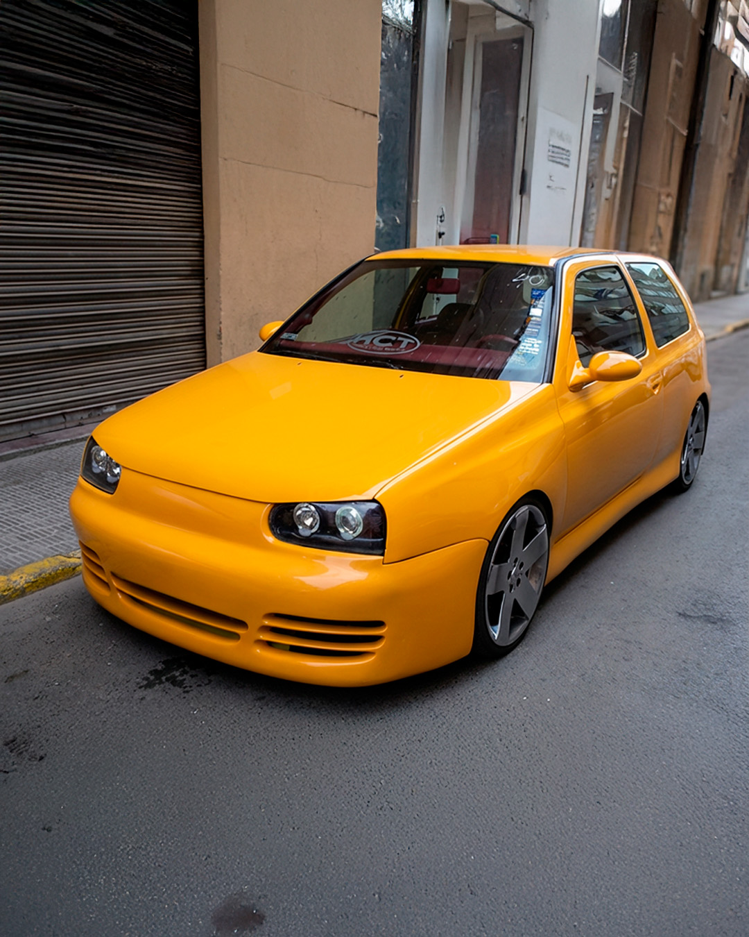Volkswagen Golf III amarillo, vista delantera tres cuartos, tuning minimalista, stance, carrocería lisa