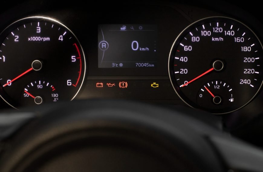 ¿Se Puede Circular Con La Luz Del Motor Encendida?
